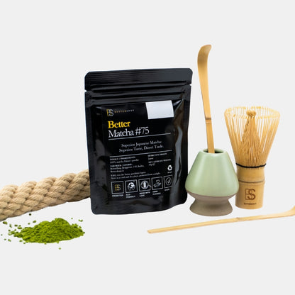 Alle inhalte des Better Matcha Starterkit: Better Matcha, Chasen,  Chasen-Tate und zwei Bambuslöffel