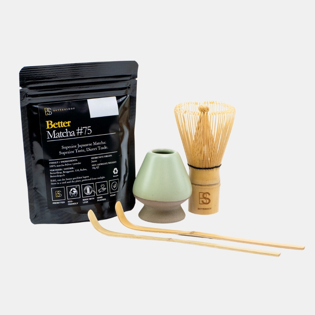 Inhalte des Better Bio Matcha Starterkit: Bio Matcha, Bambusbesen, Halter und zwei Bambuslöffel.